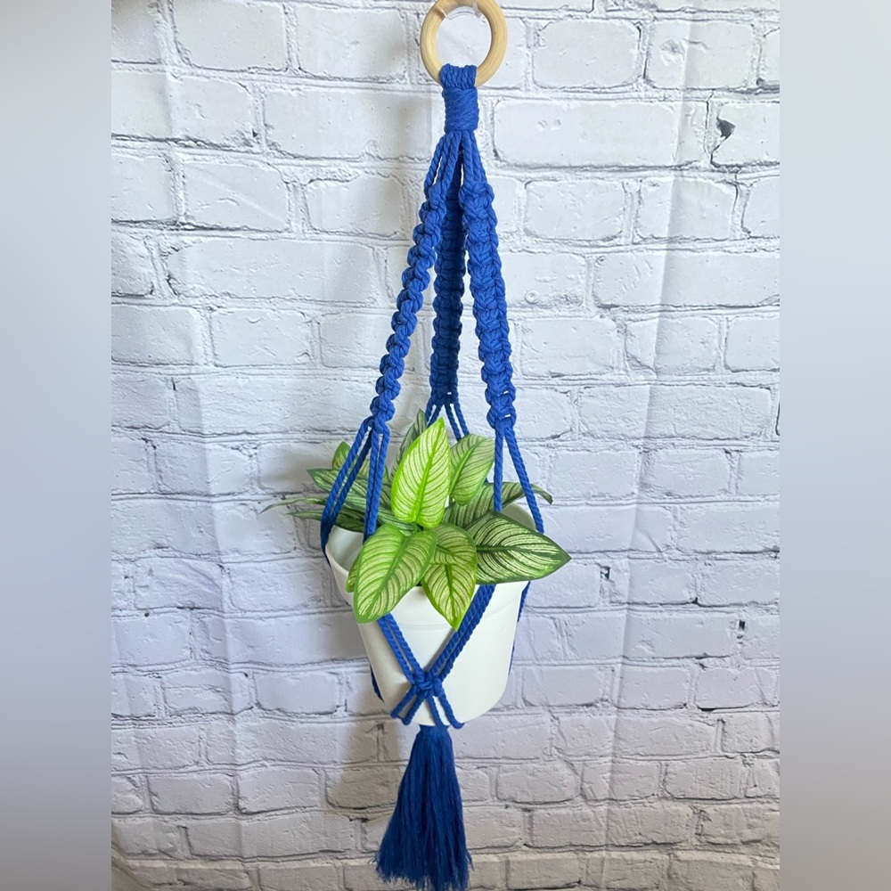 Macrame plant hanger